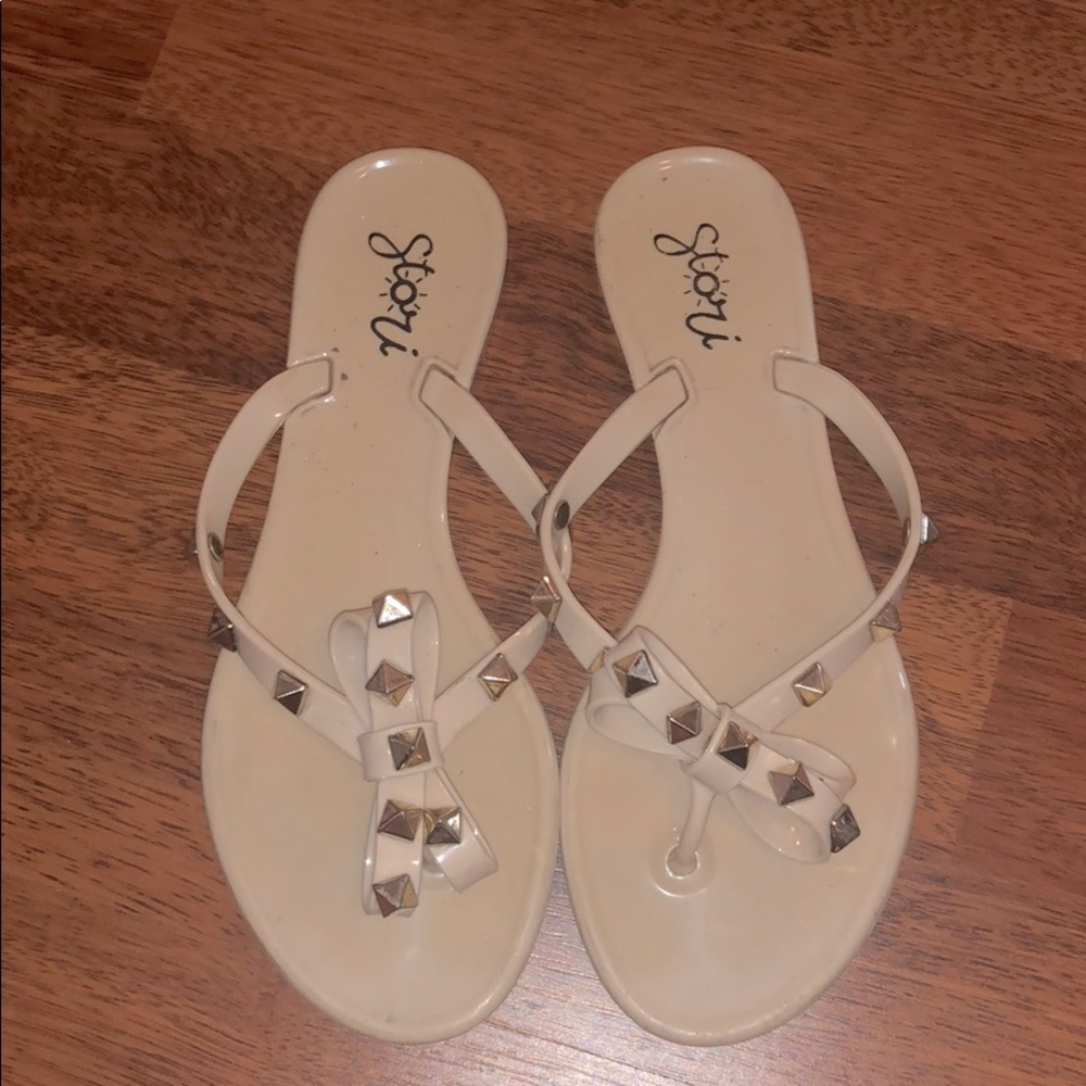 Cream colored sandals with pointy triangle design